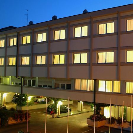 Augustus Hotel بييلا المظهر الخارجي الصورة