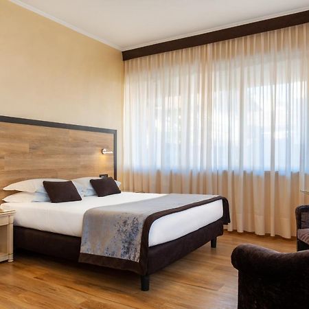 Augustus Hotel بييلا المظهر الخارجي الصورة