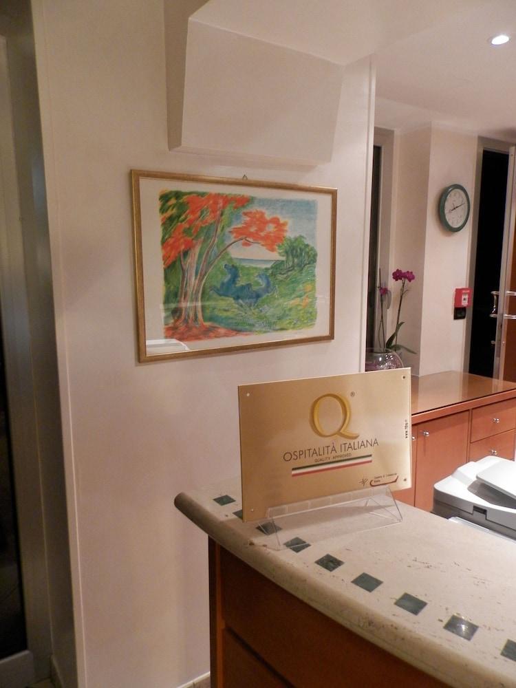 Augustus Hotel بييلا المظهر الخارجي الصورة
