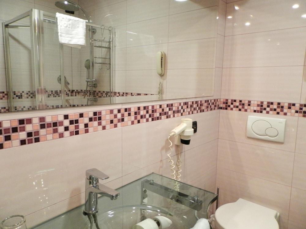 Augustus Hotel بييلا المظهر الخارجي الصورة