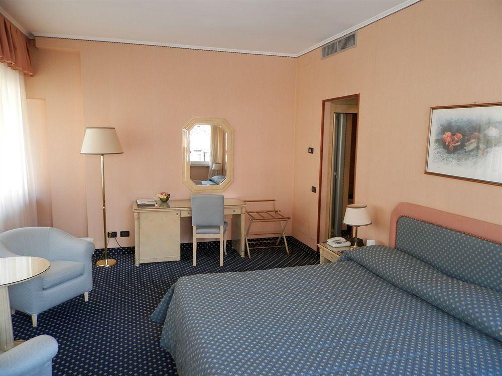 Augustus Hotel بييلا المظهر الخارجي الصورة