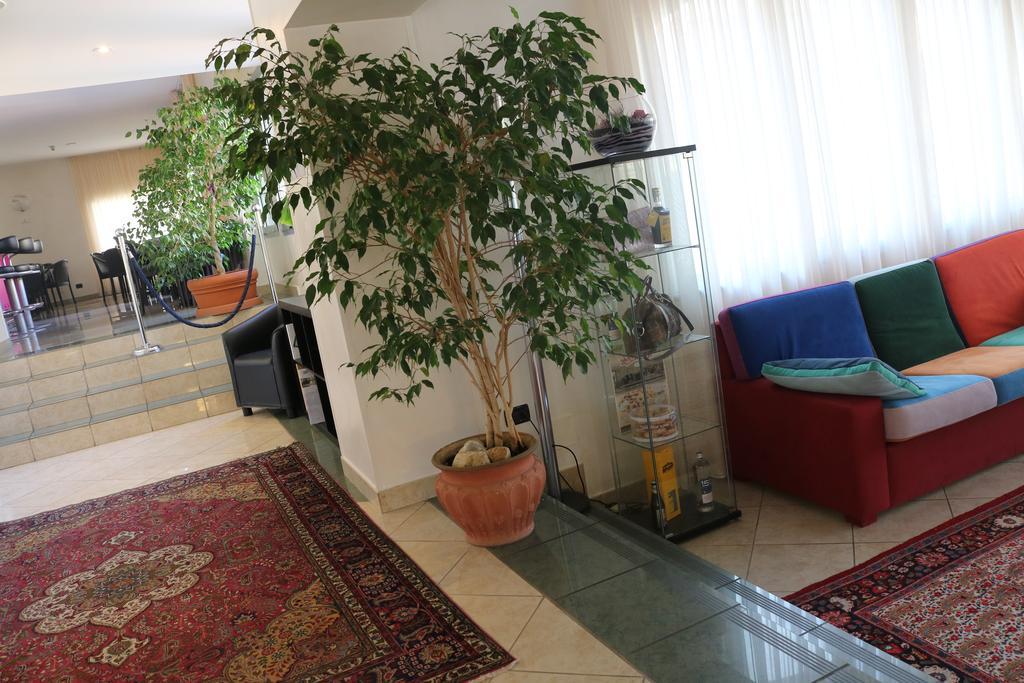 Augustus Hotel بييلا المظهر الخارجي الصورة