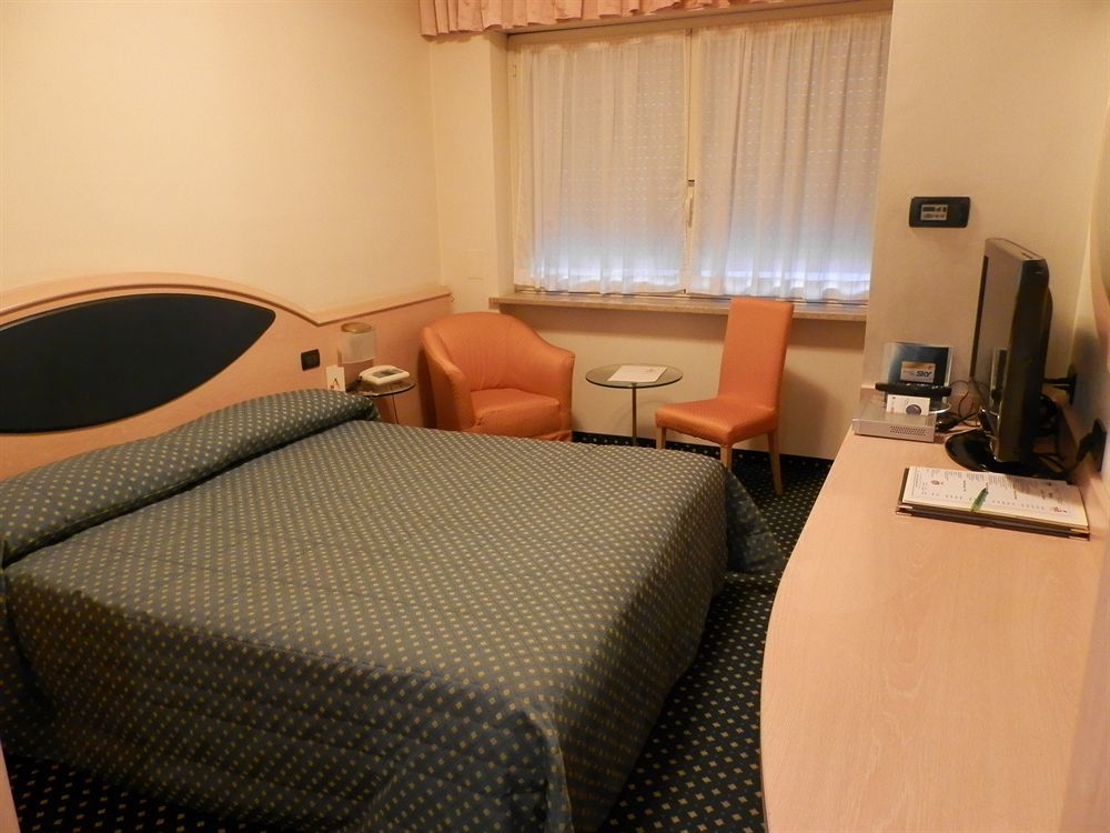 Augustus Hotel بييلا المظهر الخارجي الصورة
