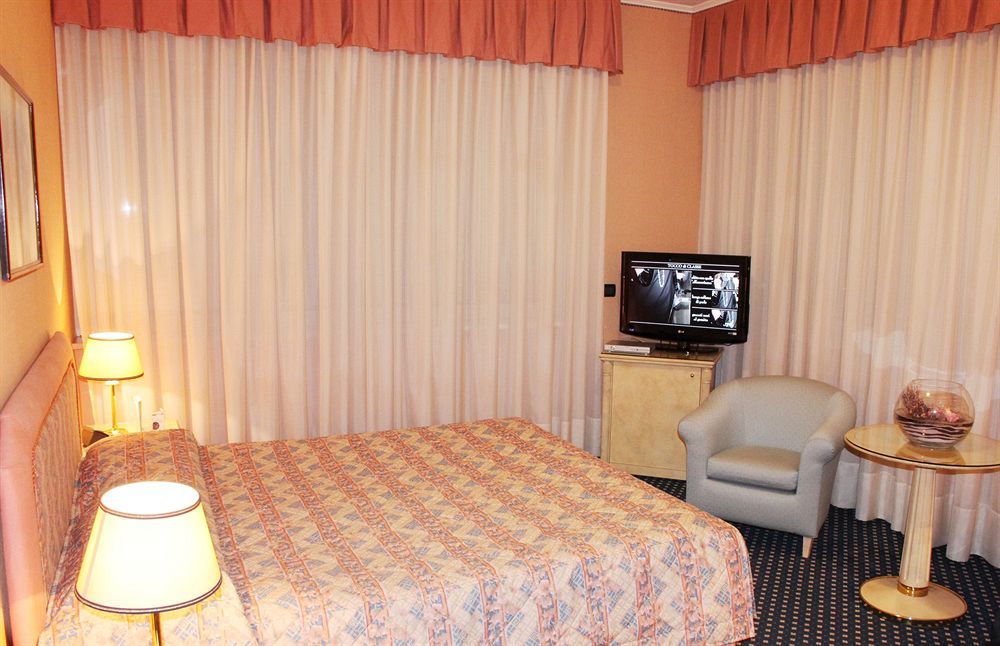 Augustus Hotel بييلا المظهر الخارجي الصورة