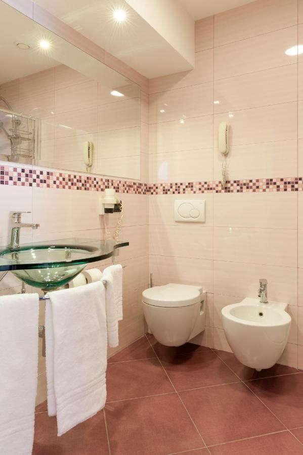 Augustus Hotel بييلا المظهر الخارجي الصورة