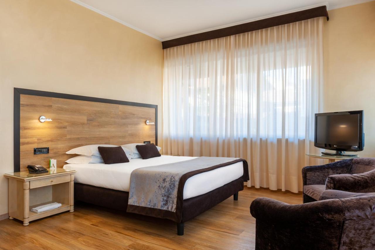 Augustus Hotel بييلا المظهر الخارجي الصورة