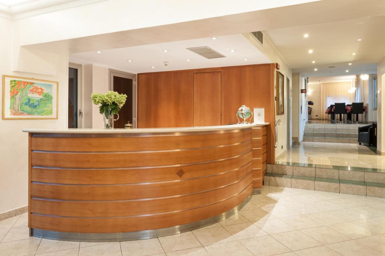 Augustus Hotel بييلا المظهر الخارجي الصورة