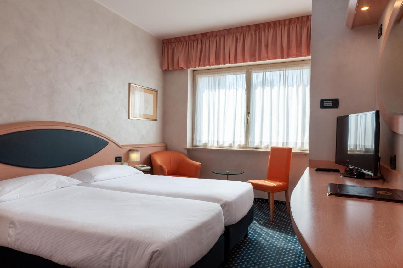 Augustus Hotel بييلا المظهر الخارجي الصورة